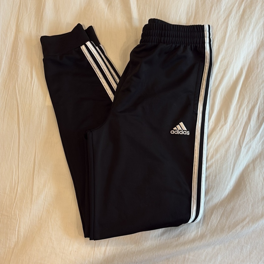 Youth Boys Large Adidas sweat pants. Size 14/15. Cuff link bottoms. Like new.